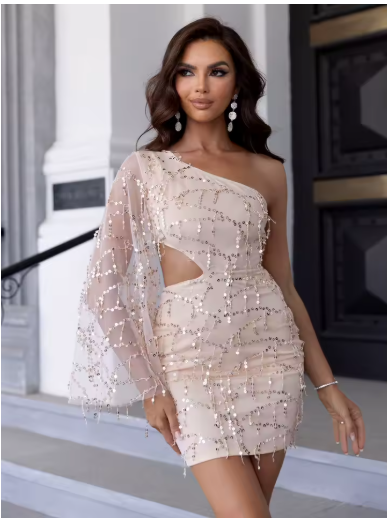 Vestido curto, franjas e um ombro só, em tule brilhante, manga longa, recortes sensuais e modelagem justa.